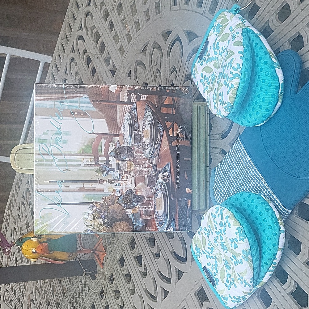 Vera Bradley Cooking with Friends cookbook 🍽